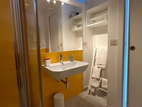 bagno-doccia-asciugamani-lavandino-turismo-casavacanza-vicoolapartments-vicool5