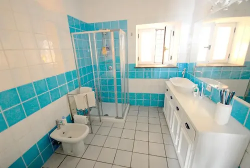 bagno-wc-bidet-lavandino-doccia-turismo-casavacanza-vicoolapartments-vicool1