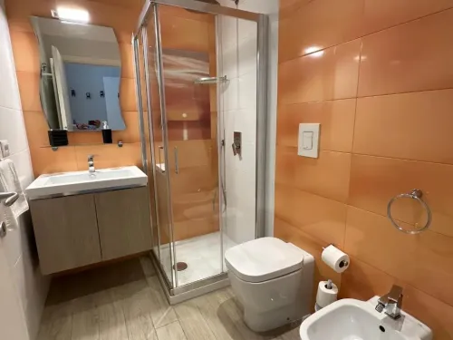 bagno-wc-doccia-bidet-domusluca-luxury-bed-and-breakfast-corallo