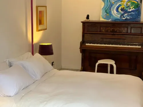 camera-panoramica-letto-pianoforte-turismo-casavacanza-vicoolapartments-vicool5