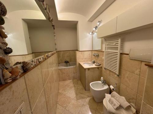 second-bathroom-sink-luxury-posillipo-capri-view-apartment