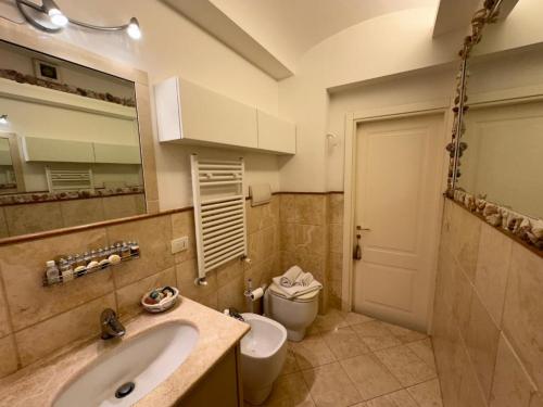 second-batroom-sink-bidet-wc-luxury-posillipo-capri-view-apartment